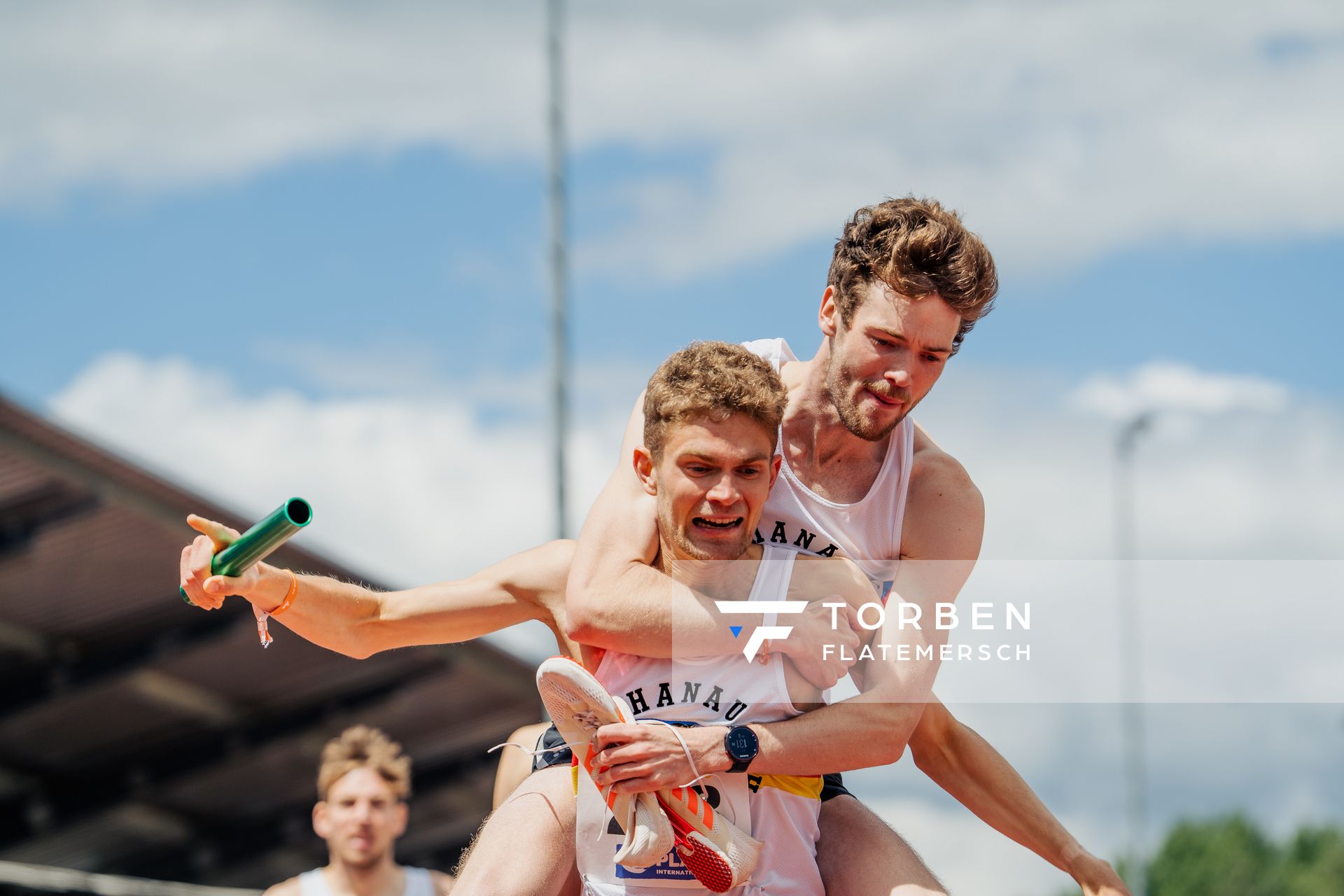 Lukas Abele (SSC Hanau-Rodenbach) wirft sich vor Marc Tortell (Athletics Team Karben) ins Ziel am 29.05.2022 waehrend der Deutschen Meisterschaften Langstaffel im Otto-Schott-Sportzentrum in Mainz